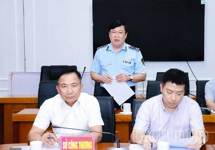 Lãnh đạo Chi cục Quản lý thị trường tỉnh Phú Thọ báo cáo vụ việc.