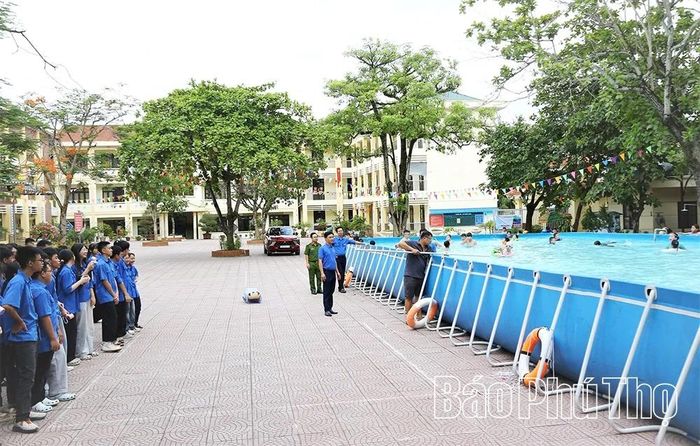 Các em học sinh được hướng dẫn các kỹ năng phòng, chống đuối nước.