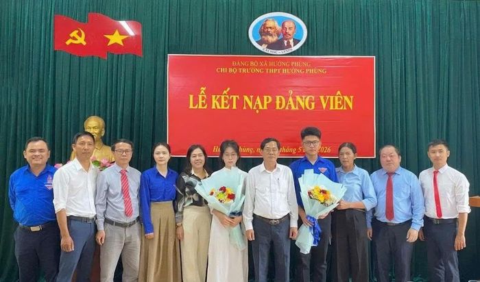 Chi bộ Trường THPT Hướng Phùng tổ chức lễ kết nạp đảng viên năm 2026 cho học sinh tiêu biểu tuổi 18 - Ảnh: H.T