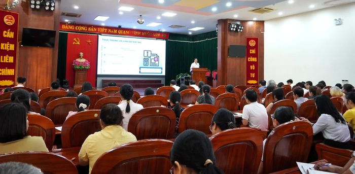 Đại diện lãnh đạo phòng chuyên môn truyền đạt các điểm mới tại các văn bản quy phạm pháp luật về thuế - Ảnh: H.Tr