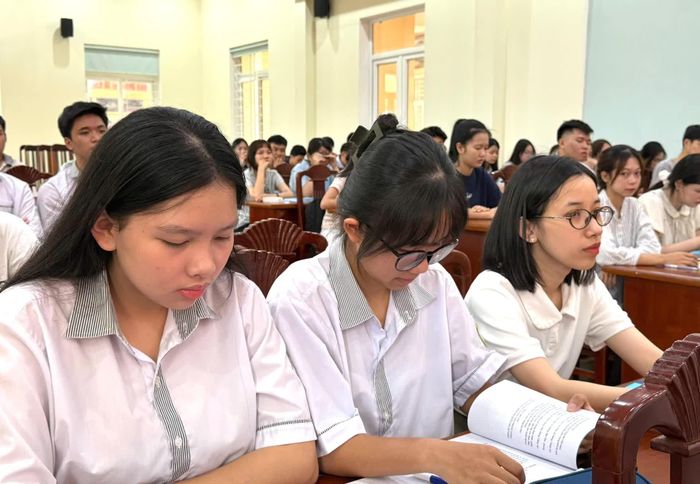 Việc bồi dưỡng học sinh ưu tú để kết nạp vào Đảng góp phần nâng cao chất lượng đội ngũ đảng viên - Ảnh: H.Tr