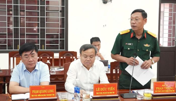 Đồng chí đại tá Phan Thắng, Chỉ huy trưởng Bộ Chỉ huy Quân sự tỉnh phát biểu tại buổi làm việc - Ảnh: Q.V