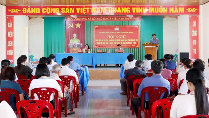 Quang cảnh buổi tiếp xúc cử tri tại xã Hiếu Giang - Ảnh: T.P