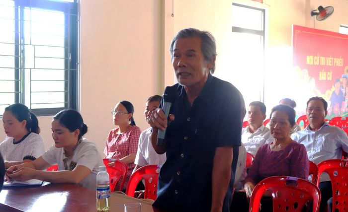 Cử tri xã Hiếu Giang phát biểu tại buổi tiếp xúc - Ảnh: T.P