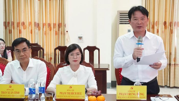 Đại diện Thường trực Đảng ủy các xã phát biểu tại buổi làm việc - Ảnh: Q.V