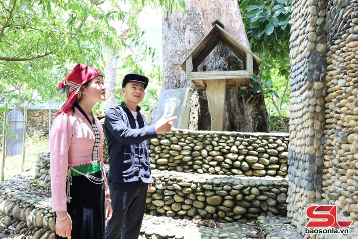 Anh Lò Văn Lôn vận động nhân dân bảo tồn Nhà thờ cây đa Xủ Công gắn với phát triển du lịch cộng đồng.