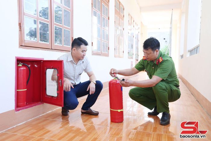Công an xã Bình Thuận kiểm tra bình chữa cháy tại điểm thi THPT Bình Thuận.