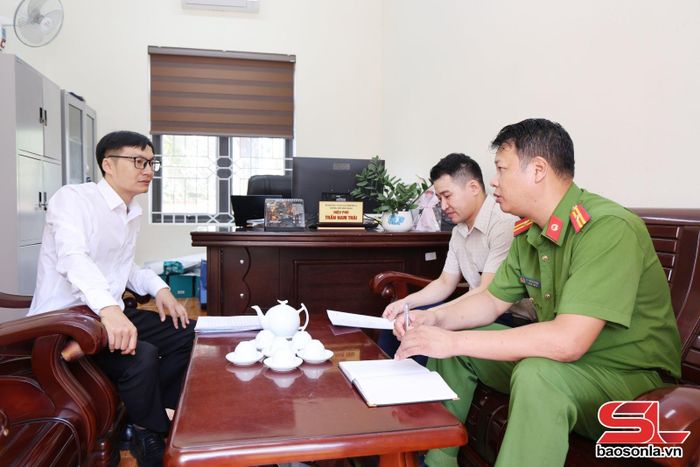 Công an xã Bình Thuận và Ban Giám hiệu Trường THPT Bình Thuận trao đổi phương án đảm bảo an ninh, trật tự trong Kỳ thi tốt nghiệp THPT năm 2026.