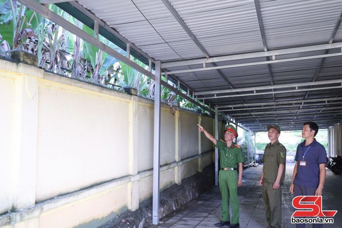 Công an xã Thuận Châu kiểm tra hệ thống tường rào bao quanh điểm thi tốt nghiệp THPT Thuận Châu.