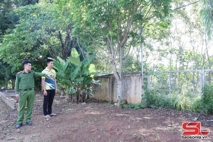 Công an xã Bình Thuận và cán bộ Trường THPT Bình Thuận kiểm tra hệ thống tường rào bao quanh điểm thi tốt nghiệp THPT Bình Thuận.