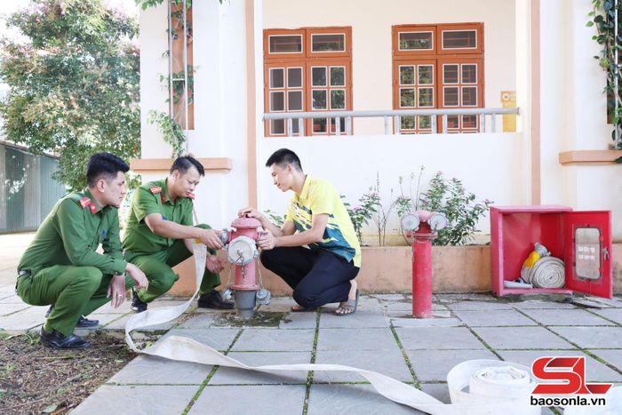Công an xã Bình Thuận kiểm tra hệ thống PCCC tại điểm thi THPT Bình Thuận.