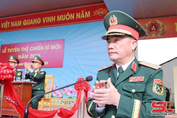 Thiếu tướng Nguyễn Đăng Khải, Phó Tư lệnh, Tham mưu trưởng Quân khu 2 phát biểu chỉ đạo buổi lễ.
