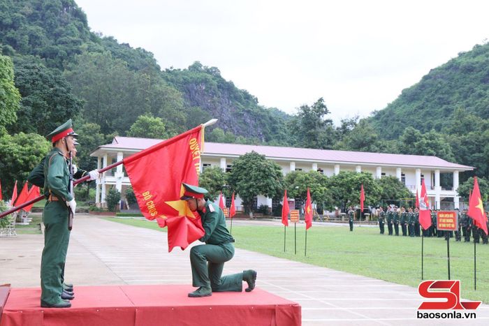 Chiến sĩ mới thực hiện nghi thức tuyên thệ