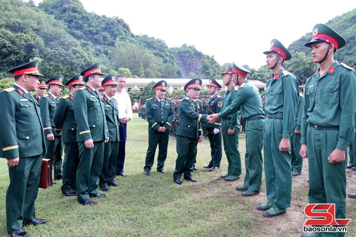 Đại biểu tham dự Lễ Tuyên thệ động viên, chúc mừng các chiến sĩ