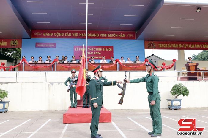 Chỉ huy Trung đoàn 754 thực hiện nghi lễ trao vũ khí cho chiến sĩ