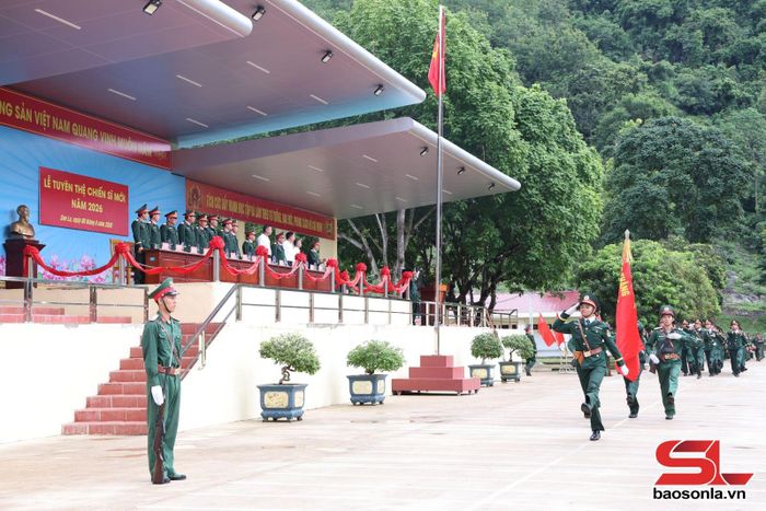Duyệt đội ngũ tại buổi lễ.