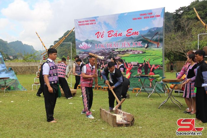 Thi giã bánh dày trong Gameshow phiên bản tiếng Mông.