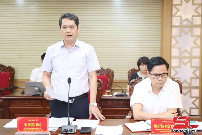 Đồng chí Phó Chủ tịch Thường trực HĐND tỉnh phát biểu tại phiên họp.