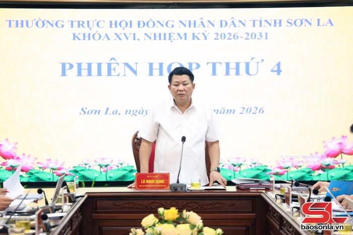 Đồng chí Phó Bí thư Thường trực Tỉnh ủy, Chủ tịch HĐND tỉnh phát biểu tại phiên họp.