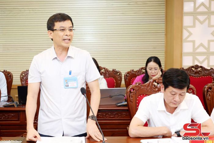 Đồng chí Giám đốc Sở Xây dựng phát biểu tại phiên họp.