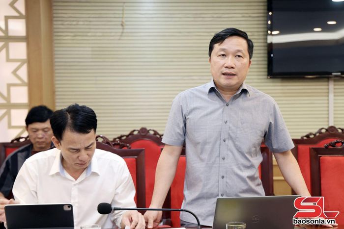 Lãnh đạo Ban Quản lý các khu công nghiệp tỉnh phát biểu tại cuộc họp