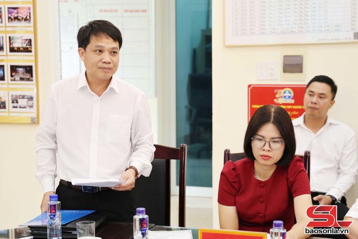 Đại diện Ban Giám hiệu Trường Phổ thông dân tộc nội trú tỉnh báo cáo tại cuộc kiểm tra.