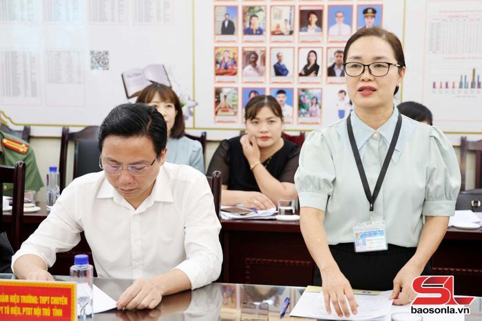 Đại diện Ban Giám hiệu Trường THPT Chuyên Sơn La báo cáo tại cuộc kiểm tra.