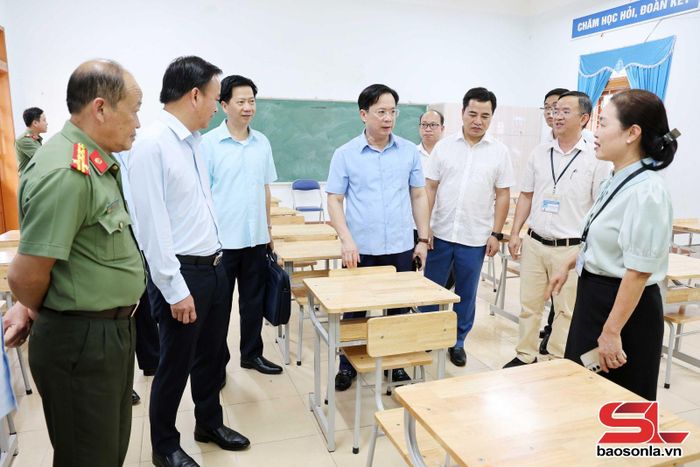 Đoàn công tác kiểm tra các phòng thi tại Trường THPT Chuyên Sơn La.