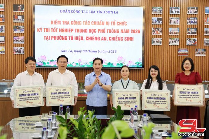 Đồng chí Bí thư Tỉnh ủy tặng quà các trường THPT trên địa bàn các phường Tô Hiệu, Chiềng An, Chiềng Sinh.