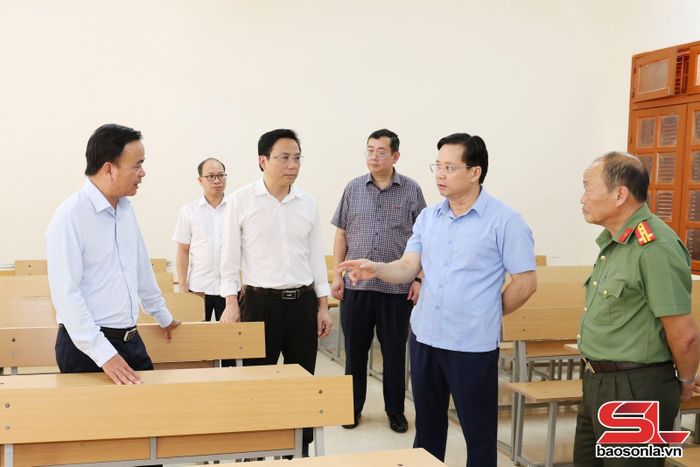 Đoàn công tác kiểm tra việc chuẩn bị cơ sở vật chất cho kỳ thi tốt nghiệp tại Trường THPT Tô Hiệu.