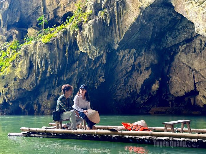 Lênh đênh trên bè là một trải nghiệm nhẹ nhàng, thư giãn, giúp bạn tận hưởng trọn vẹn không gian yên bình.