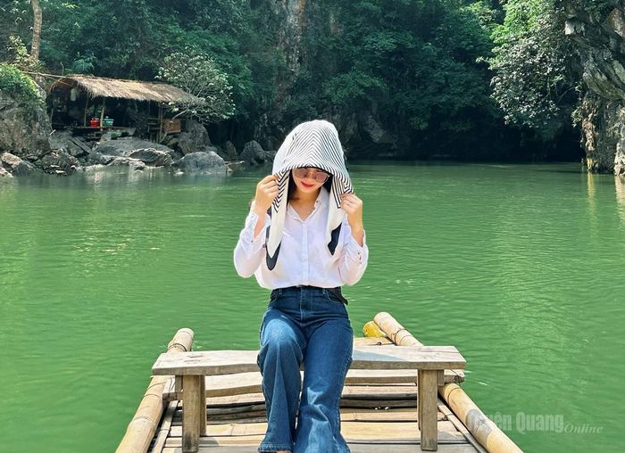 Mỗi bức ảnh là một tác phẩm nghệ thuật với phông nền thiên nhiên tuyệt đẹp.