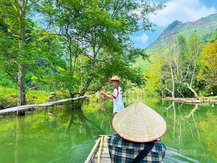 Âm thanh duy nhất nghe thấy ở đây là tiếng chim rừng lảnh lót, tiếng nước chảy róc rách, tiếng trao đổi của người dân bản địa và du khách tìm hiểu về cuộc sống, văn hóa độc đáo của các dân tộc thiểu số sống xung quanh khu vực này.
