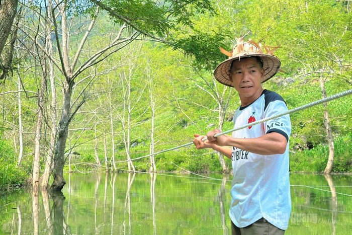 Ông Nguyễn Văn Dũng, thôn Bản Án cho biết: Gia đình hiện có 4 bè, mùa hoạt động thường diễn ra từ tháng 10 đến tháng 4 hằng năm, khi mực nước ổn định và thời tiết thuận lợi, mang lại thu nhập khoảng 400.000 - 500.000 đồng mỗi ngày.