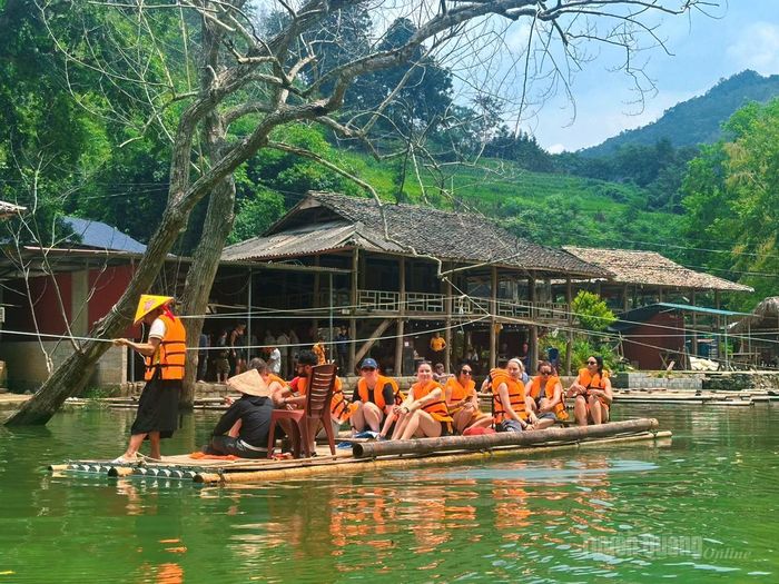 Dịch vụ chèo bè phục vụ du khách tham quan suối Bản Án phát triển khoảng 6 năm nay. Thôn hiện có 66 hộ chủ yếu là dân tộc Tày, trong đó có 10 hộ kinh doanh dịch vụ (gia đình ít nhất 4 bè, nhiều nhất 15-20 bè). Vào mùa cao điểm, còn tạo việc làm cho người dân trong thôn.