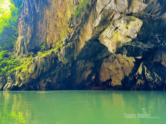 Vẻ đẹp hoang sơ và mộc mạc ấy lại chính là điều khiến du khách không ngừng chia sẻ và mong muốn được một lần ghé thăm.