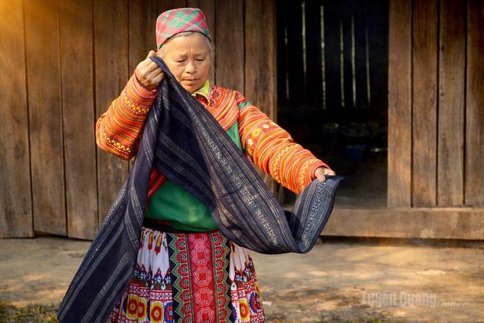 Bà Thào Thị Tòng cẩn thận vuốt phẳng lại tấm vải lanh.