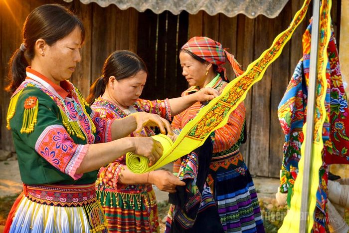Chị Quang cùng những người phụ nữ trong thôn cẩn thận rà lại từng đường thêu trên tấm thổ cẩm.