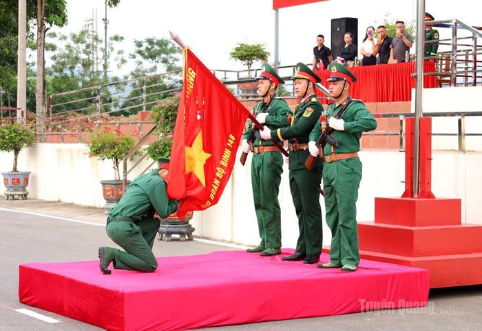 Nghi thức hôn Quân kỳ - dấu mốc thiêng liêng đánh dấu sự trưởng thành của người lính.