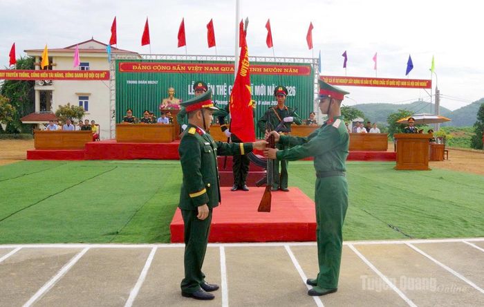 Thượng tá Phạm Anh Tuấn, Trung đoàn trưởng Trung đoàn 247 thực hiện nghi lễ trao súng cho chiến sĩ mới trong Lễ Tuyên thệ.