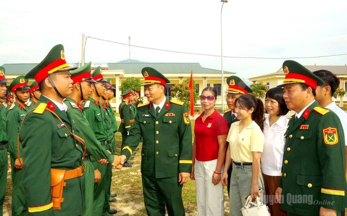 Lãnh đạo Bộ CHQS tỉnh thăm hỏi, động viên chiến sĩ mới.