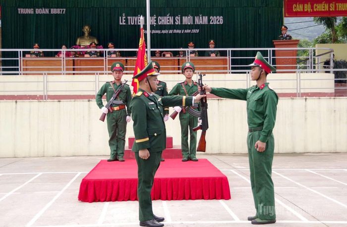 Nghi thức trao vũ khí cho chiến sỹ mới.