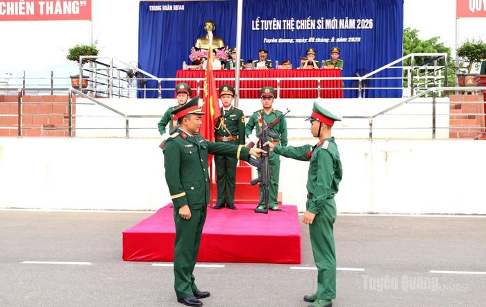 Nghi thức trao vũ khí cho chiến sỹ mới.
