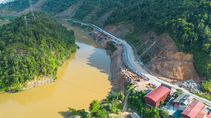 Tổng chiều dài tuyến đường phải xây dựng công trình phòng, chống sạt, lở bảo vệ quốc lộ 2 dài trên 357m.