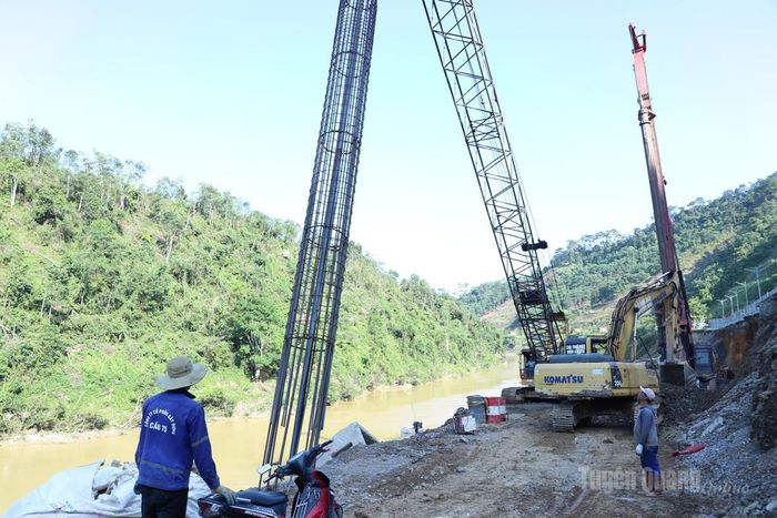 Di chuyển cốt thép vào lỗ khoan cọc nhồi.