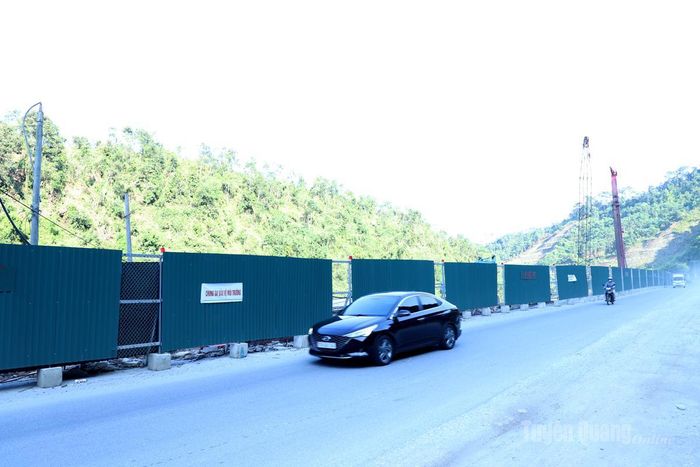 Toàn bộ đoạn tuyến thi công được rào chắn và cảnh báo đảm bảo an toàn cho phương tiện qua lại.