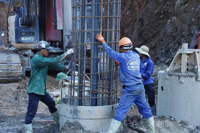 Đã có gần 20 cọc nhồi được thi công trên toàn đoạn tuyến.