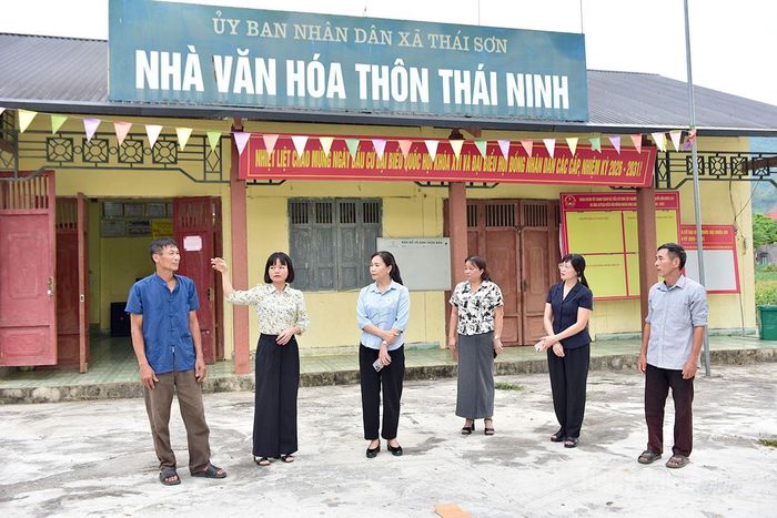 Phó Bí thư Thường trực chuyên trách Đảng ủy UBND tỉnh Nông Thị Bích Huệ kiểm tra, nắm tình hình công tác sắp xếp thôn tại thôn Thái Ninh, xã Thái Sơn.