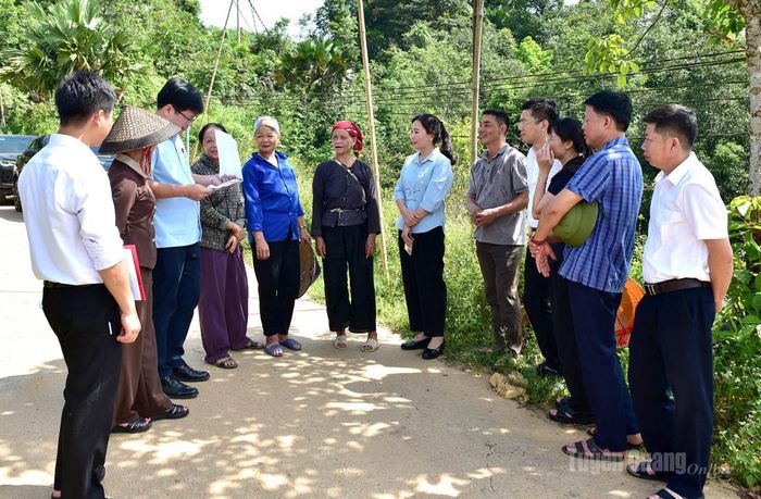 Đồng chí Nông Thị Bích Huệ, Phó Bí thư Thường trực chuyên trách Đảng ủy UBND tỉnh kiểm tra, nắm tình hình công tác sắp xếp thôn tại thôn Trung Thành 2, xã Bằng Lang.