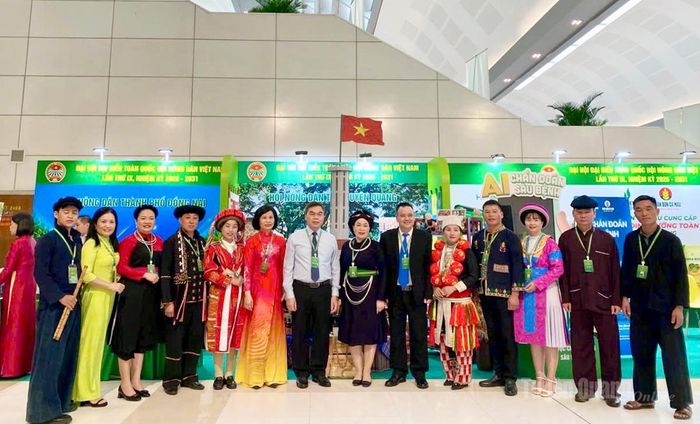 Đồng chí Ma Thế Hồng, Phó Bí thư Tỉnh ủy, Chủ tịch Ủy ban MTTQ Việt Nam tỉnh chụp ảnh lưu niệm cùng đoàn đại biểu tỉnh dự Đại hội đại biểu Hội Nông dân Việt Nam lần thứ IX.
